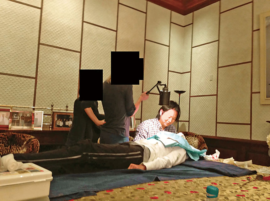 未註明日期的愛潑斯坦檔案照片顯示，一名西奈山醫院外科醫生疑似在愛潑斯坦的飯廳內進行醫療程序。司法部