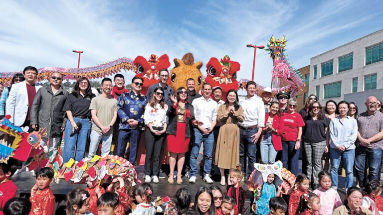 市長羅偉及一眾官員、社區領袖在台上向大家拜年。記者黃偉江攝