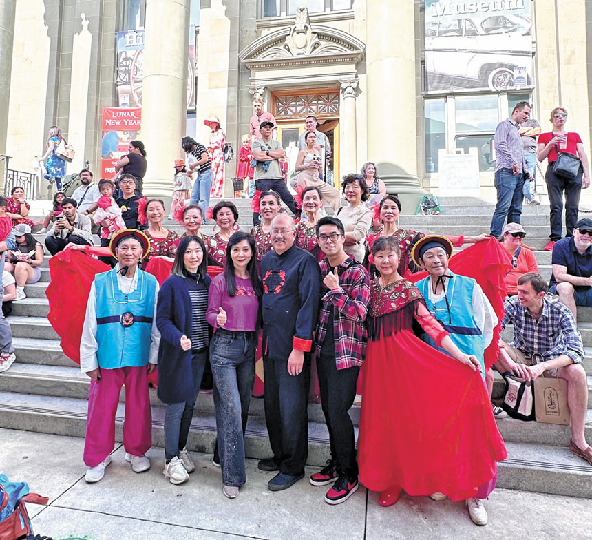 紅木城議員朱健文(前排中)、《星島日報》美西版副總經理董少英(前排左三)、「中年好聲音4」冠軍劉子銘(前排右三)、決賽精英Kaly(前排左二)及伯克利舞蹈之家隊員合影。特約攝影路德提供