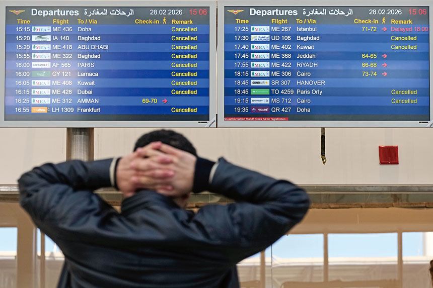 多國航空公司停飛中東,圖為黎巴嫩貝魯特機場大廳屏幕上取消航班的信息。美聯社