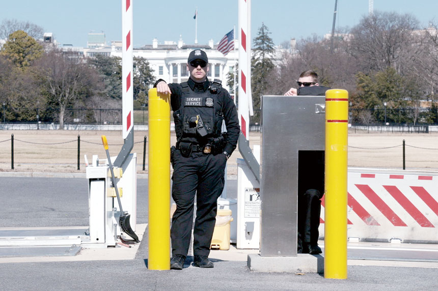 美國反恐部門進入最高戒備。圖為特勤局特工在白宮外設立檢查站。路透社