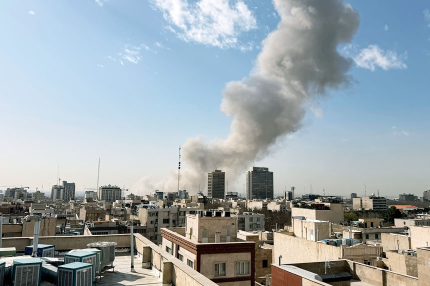 伊朗多地遇襲，首都德黑蘭升起濃煙。美聯社