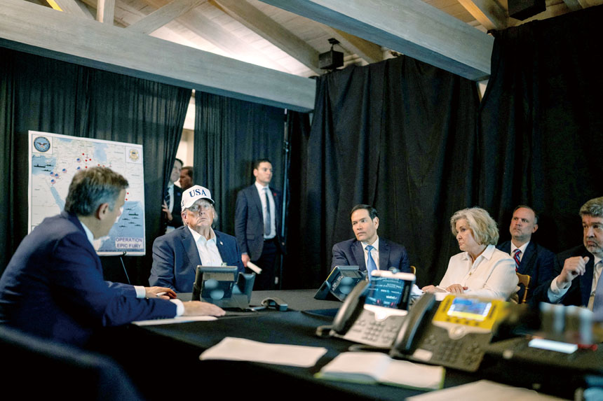 特朗普(左二)及其安全團隊在佛州海湖莊園密切關注空襲伊朗的行動。路透社