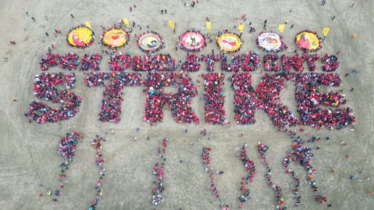 圖為早前三藩市教師罷工，數百教師在海洋灘排成「STRIKE」字樣的人形標語。美聯社資料圖片