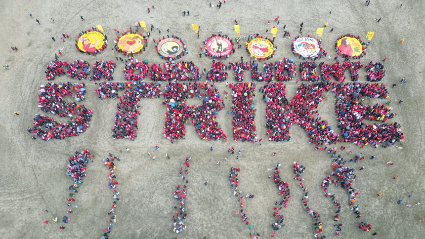 圖為早前三藩市教師罷工，數百教師在海洋灘排成「STRIKE」字樣的人形標語。美聯社資料圖片