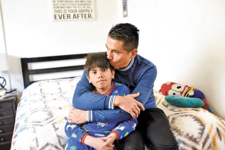 租客費爾南多（Fernando）父子透過聖他克拉縣無家可歸預防系統得到幫助，助兩人得到棲身之所。這項計劃如今推廣至全國多地，幫助更多家庭。Destination: Home