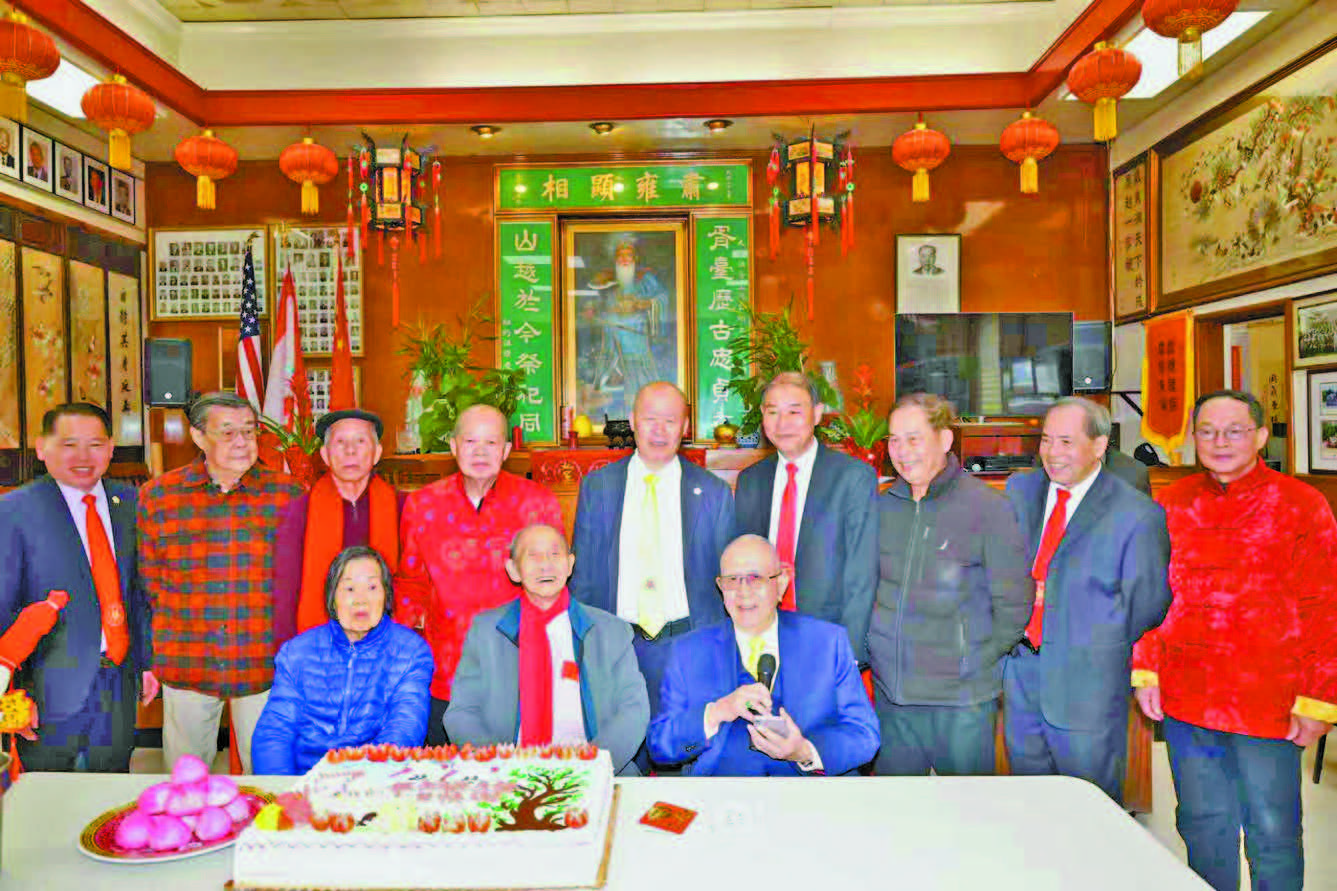 眾人合唱生日祝福歌，共同祝願璇燦總顧問歲歲平安，年年快樂，福壽康寧。