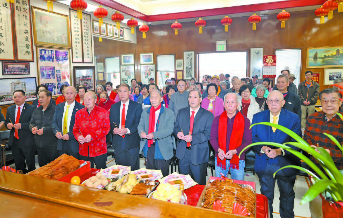 伍胥山總公所首長職員齊聚禮堂,虔誠祭祖。