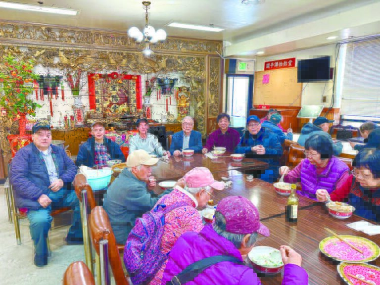 元老益才、文啟、浩楫、國亮；監察長國祥、主席燦芬暨宗親正月初七「人日」團聚，品嘗魚生粥。馬紅兵攝