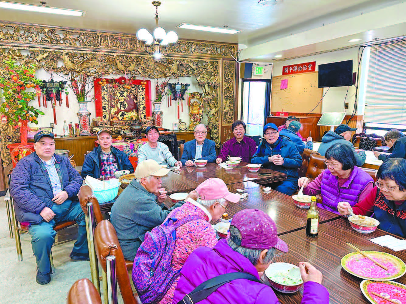 元老益才、文啟、浩楫、國亮；監察長國祥、主席燦芬暨宗親正月初七「人日」團聚，品嘗魚生粥。馬紅兵攝