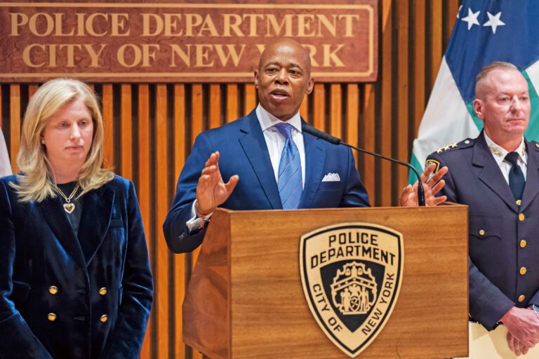 亞當斯警告說，紐約市長的表態在全世界都具有份量。 Adam Gray /紐約時報