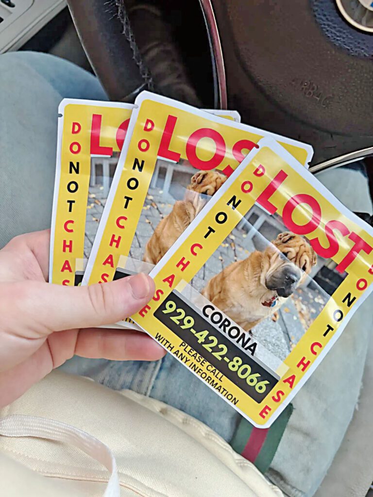 富斯納把尋犬廣告印在大麻包裝袋上。YoChill圖片