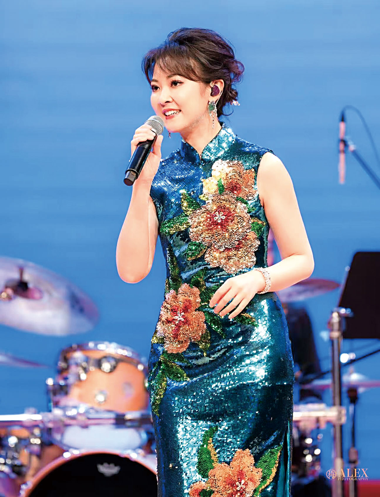 紐約紀念鄧麗君演唱會， 陳佳成功演繹「但願人長久」。