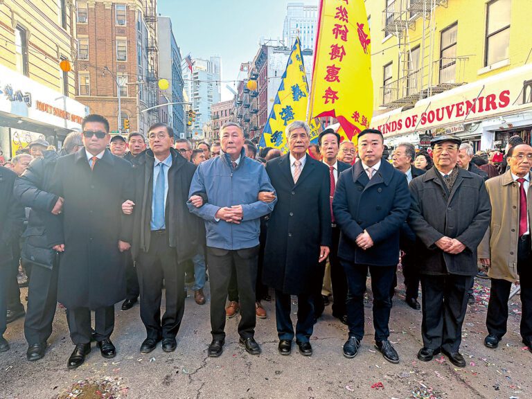 儘管個個面色凝重嚴肅，但依然手拉著手緩步前行至中華公所。