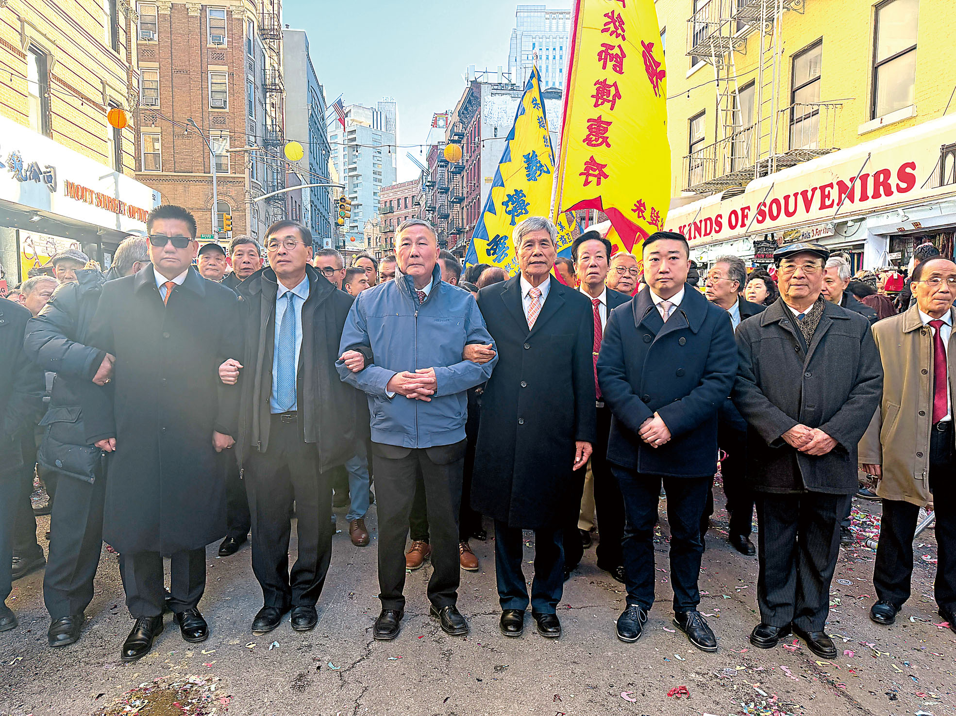 儘管個個面色凝重嚴肅，但依然手拉著手緩步前行至中華公所。