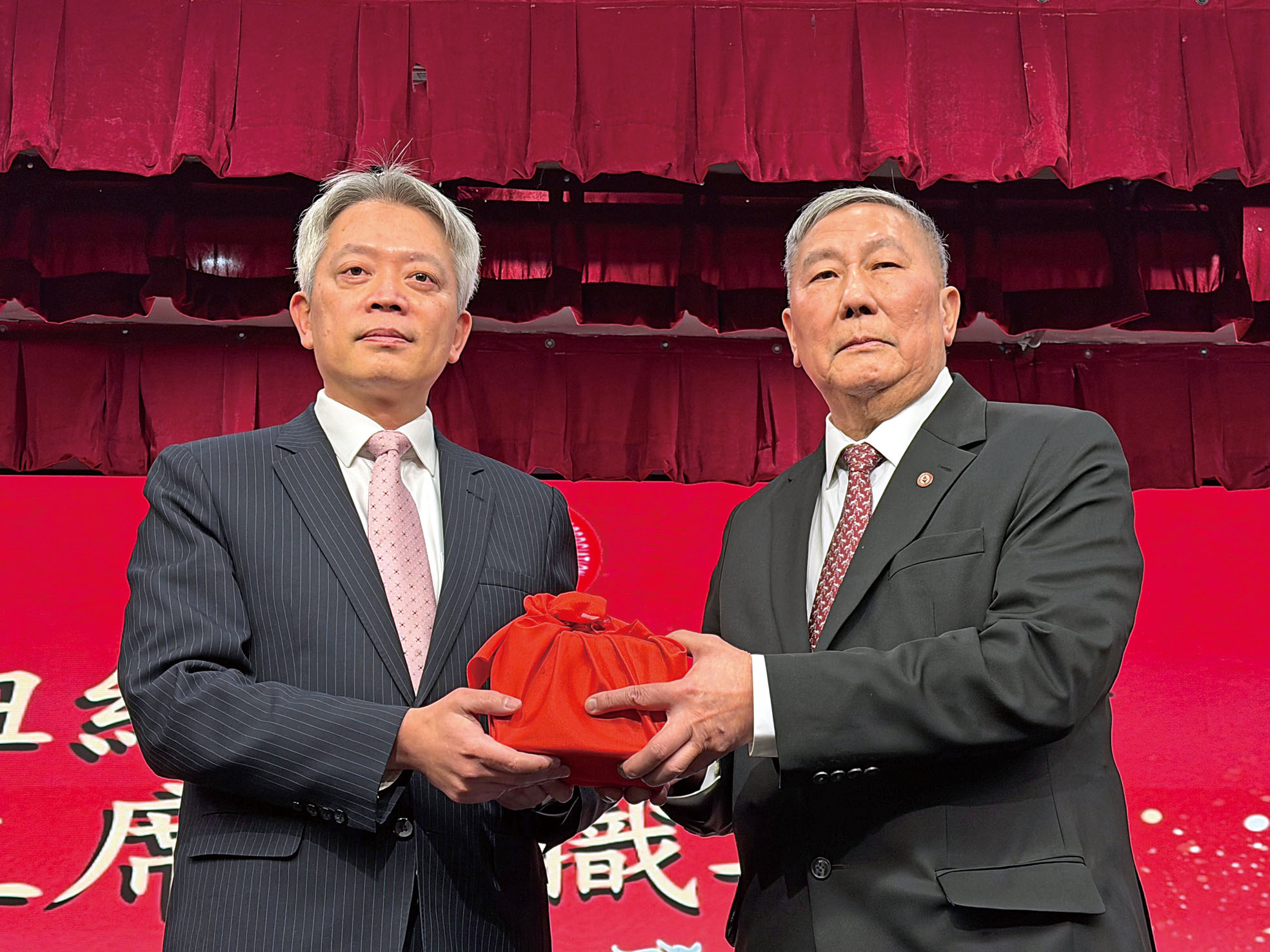 經文處長李志強主持監誓，並把印信交給伍銳賢。