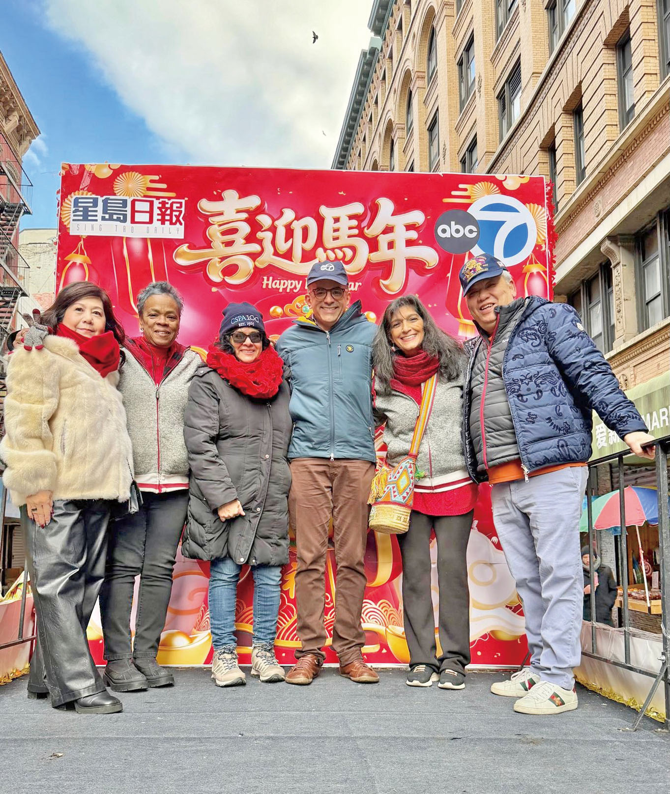 多名ABC的領導級階層出席新年花車遊行（左二起）法務部副總律師Enid Karpeh，行政總裁助理Rosa Munguia，電子媒體行政總監Rolando Pujol，Central de Amigo主任Doris Karpeh Diaz及本報全美行政總裁梅建國夫婦在花車上合影。