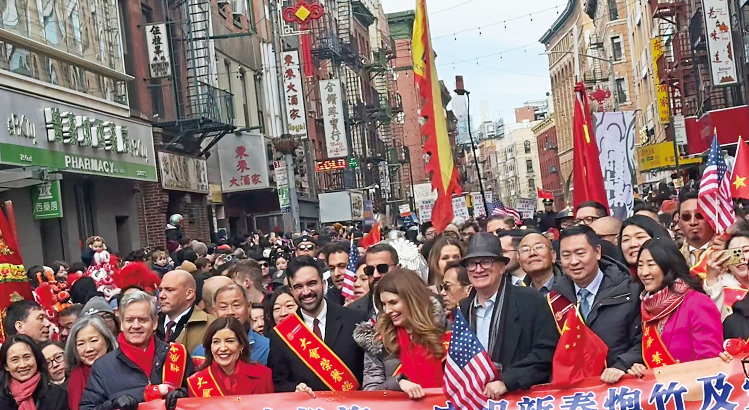 第28屆華埠春節愛心花車大遊行於昨啟動。