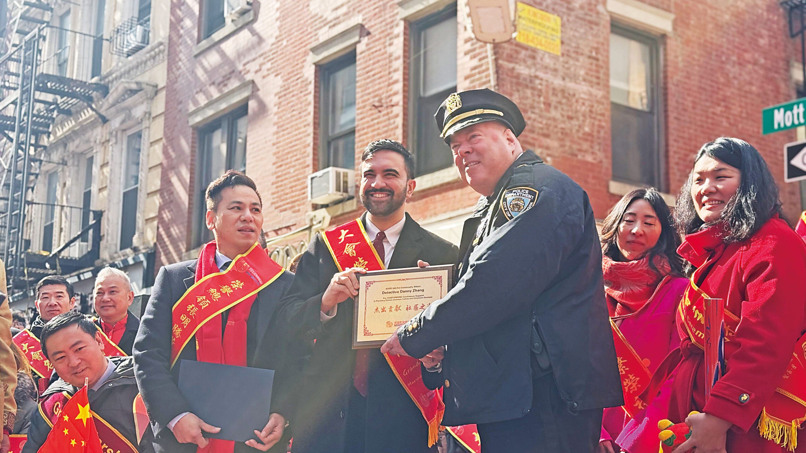 南部警署署長麥卡錫代領張棟錦褒揚狀。