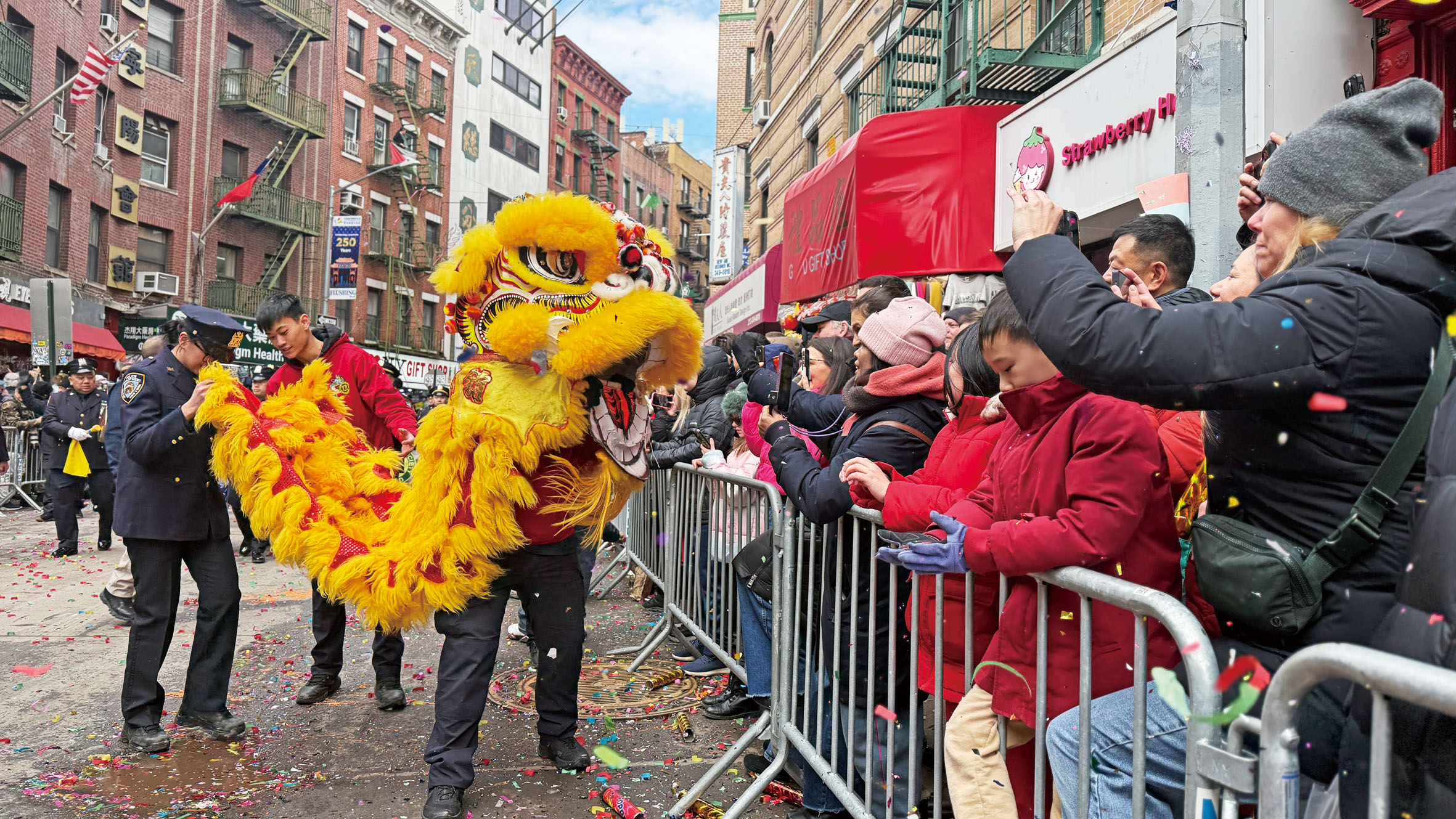 舞獅隊伍與民眾互動。