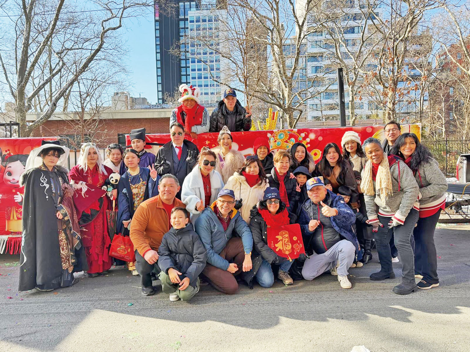 星島日報及紐約 ABC 第七台的花車總動員合體照。