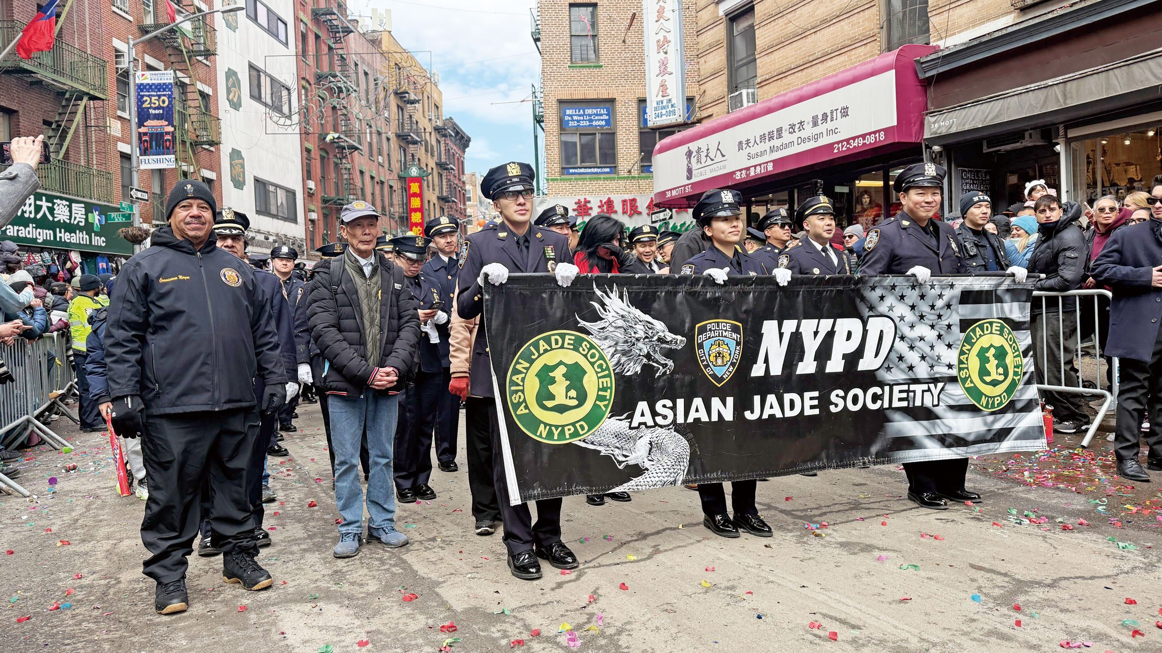 殉職警探劉文健的父親也隨著市警玉石協會（Asian Jade Society）的隊伍一同走過華埠街頭。