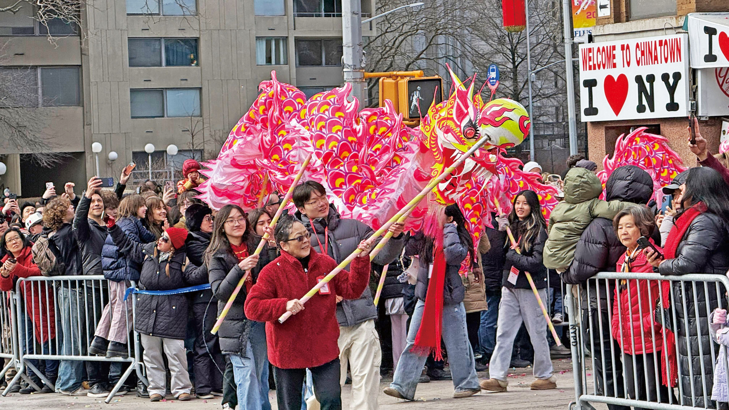 舞龍隊伍走在人群中。