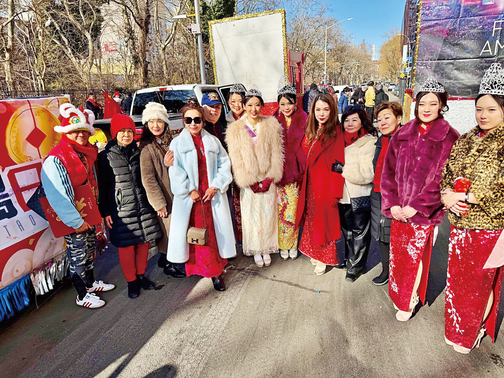 多名華裔小姐佳麗在董事長行嘉琪領導下（右五）與本報同仁及好友合攝。