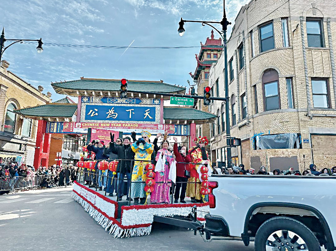 華博會出動了財神、玉皇大帝、皇后來迎接馬年新春、歡騰的氛圍瀰漫著唐人街。    梁敏育攝