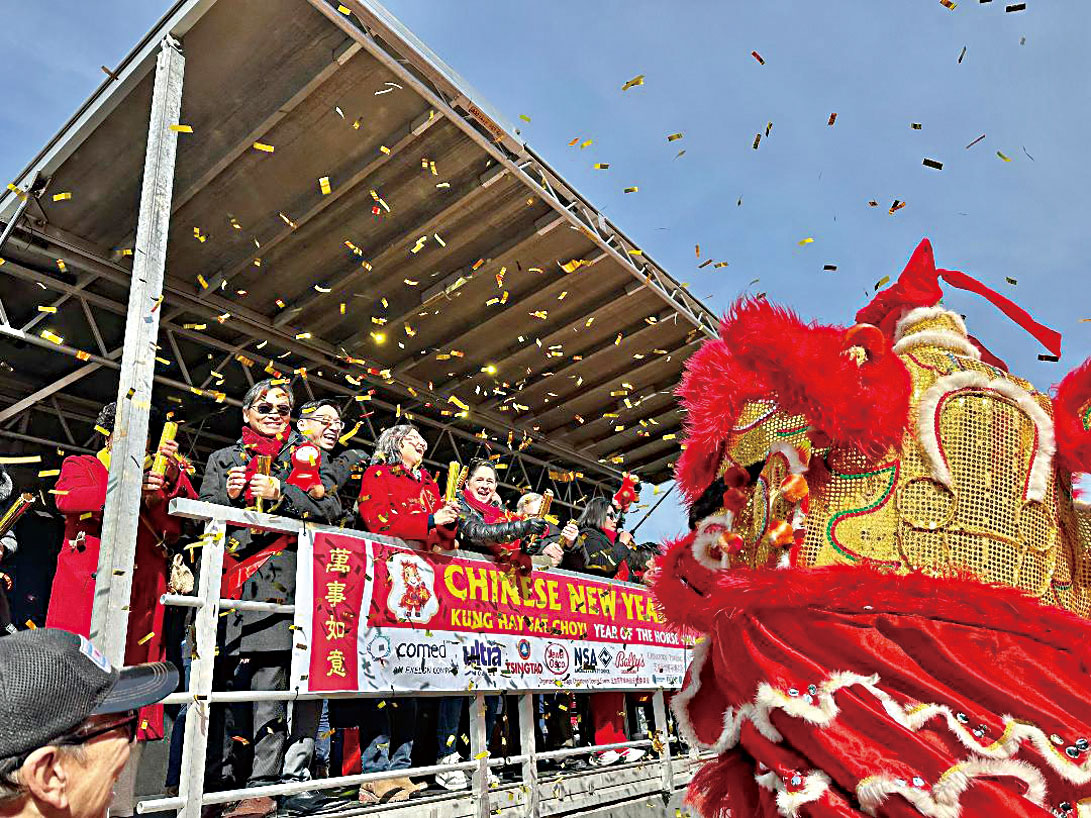 遊行結束前的高潮好戲、嘉賓們餵瑞獅吉利紅包之後，五彩繽紛的花炮隨風飄揚，唐人街充滿了歡樂的氣氛。    梁敏育攝