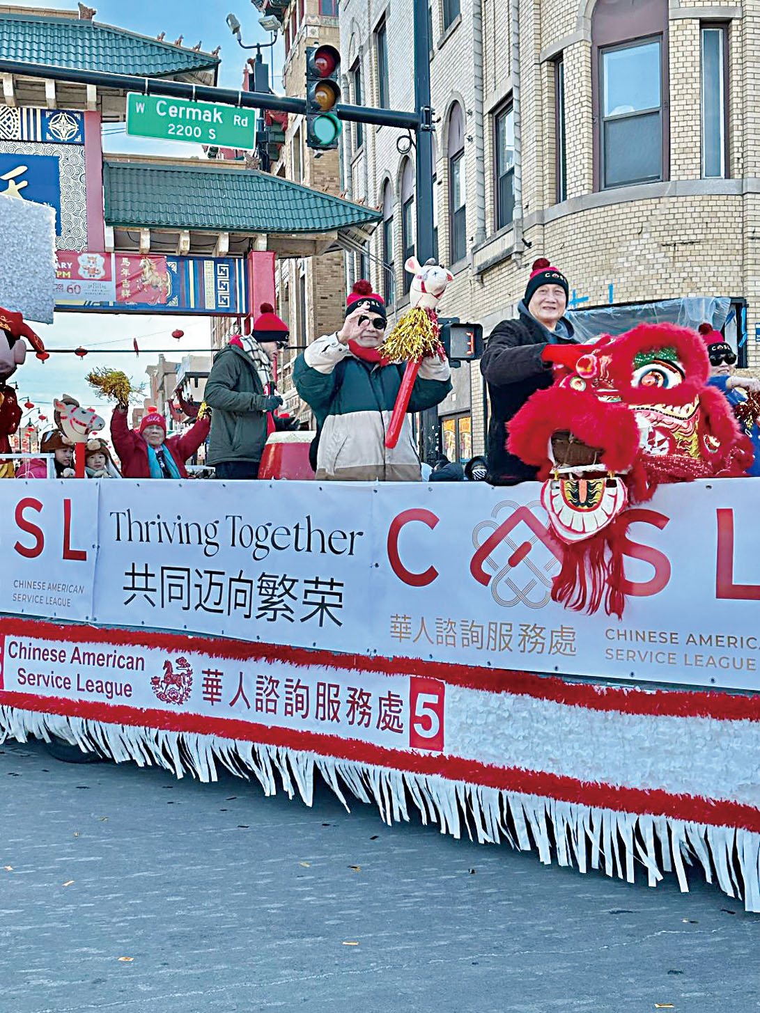 華人咨詢服務處「共同邁向繁榮」的花車徐徐經過永活街，展現華咨處各項服務項目。     梁敏育攝