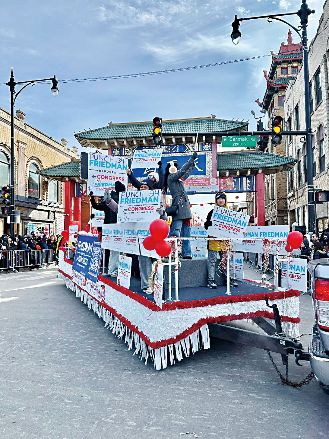 伊州第7選區國會議員候選人Jason Friedman 的花車充滿活力與生命力，他呼籲選民投34號支持他。       梁敏育攝