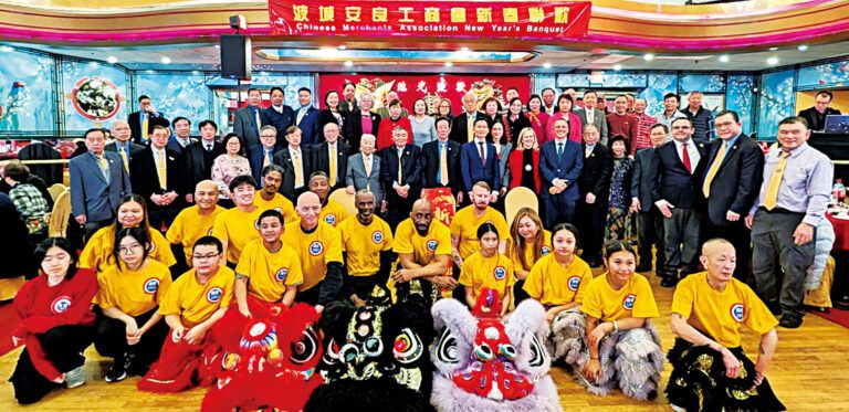 舞獅好手們同職員和嘉賓們。 李強攝