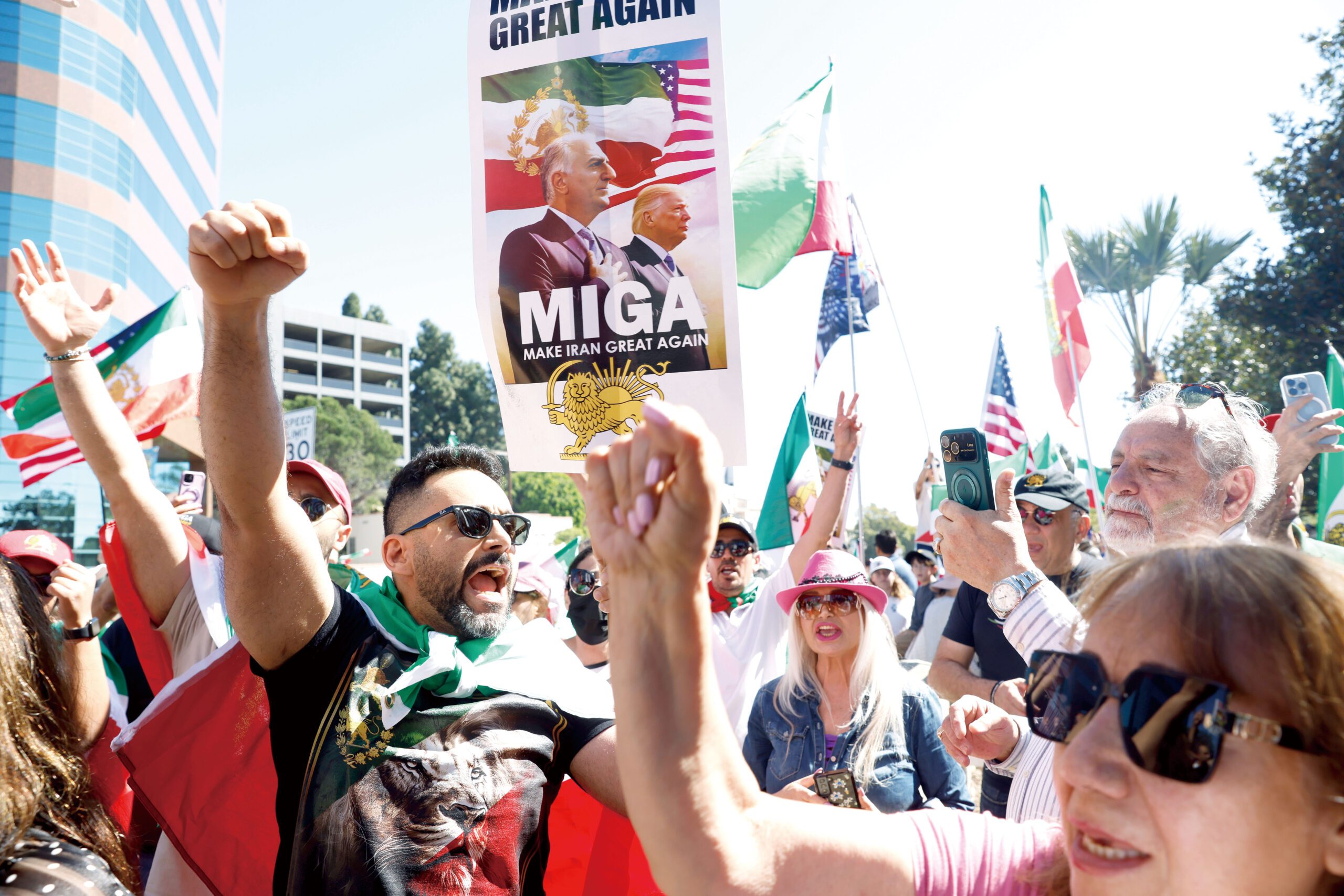 在洛杉磯，聲援和反對美國及以色列空襲伊朗的群眾，立場分明。美聯社