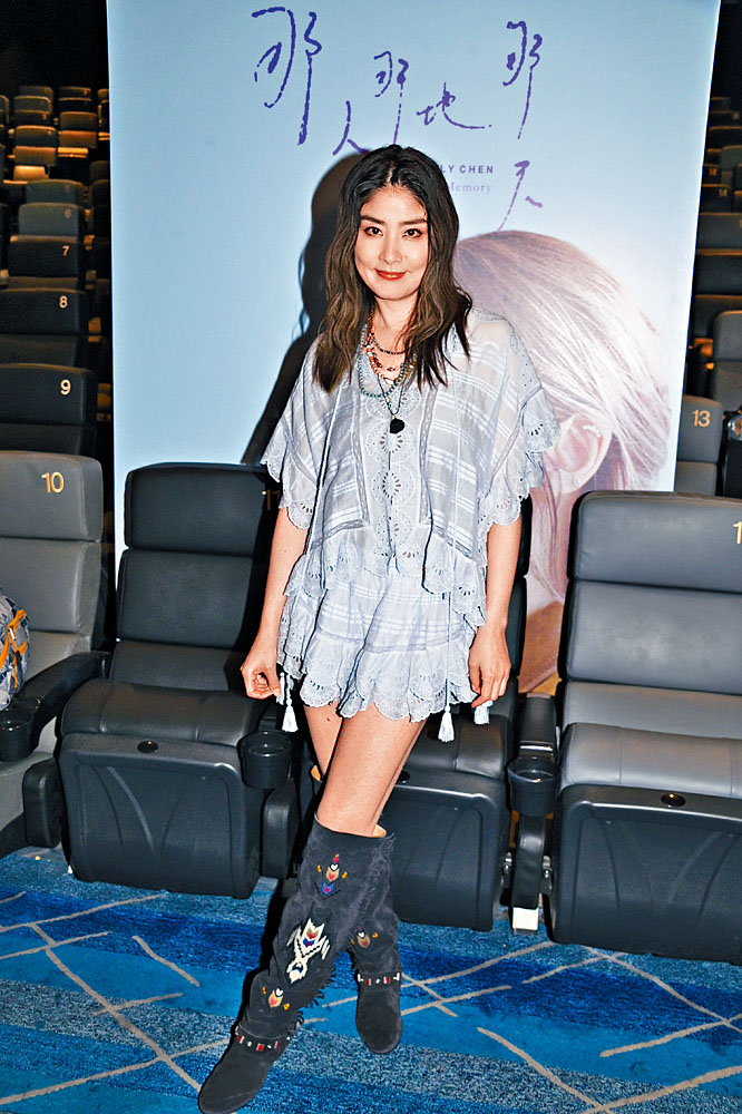 Kelly透露間中都會睇《中年好聲音》。