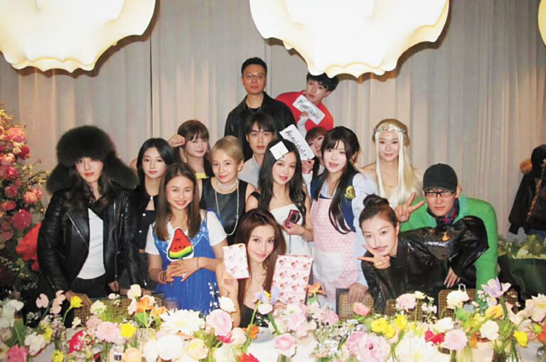 楊穎（中）與友人齊齊慶祝。網上圖片 .c2/.c3 楊穎發布美照慶祝生日。網上圖片