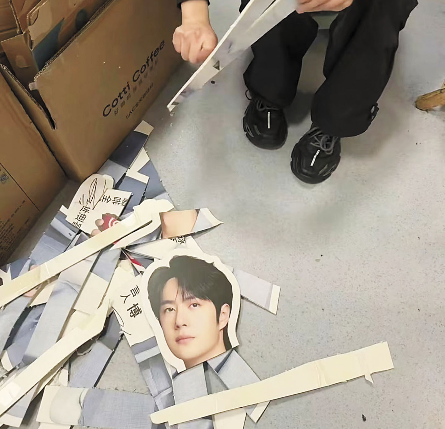 庫迪咖啡店員將剪碎王一博立牌的過程錄製下來並發布到社交平台。網上圖片