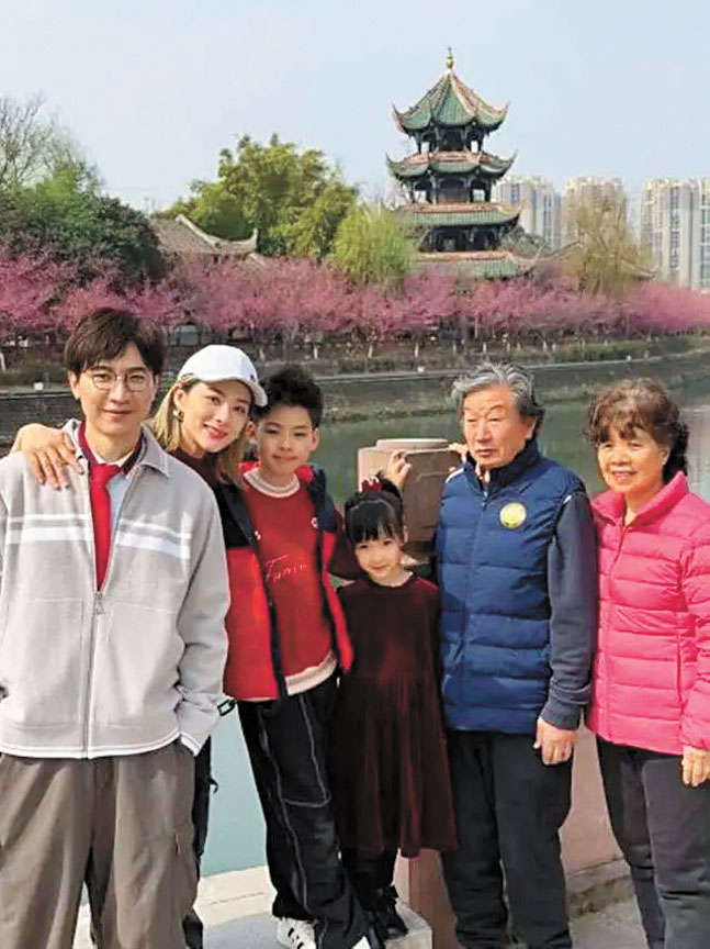 圖為劉璇（左2）一家六口的合照。網上圖片