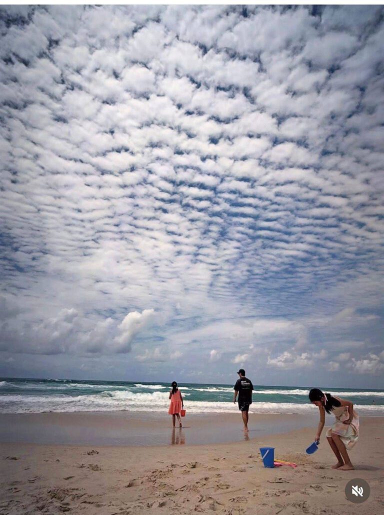 修杰楷陪兩個女兒玩沙。網上圖片