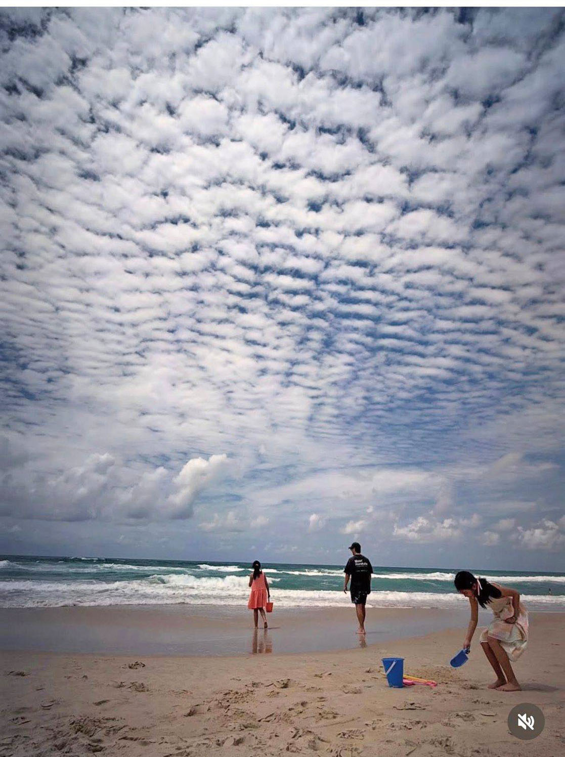 修杰楷陪兩個女兒玩沙。網上圖片