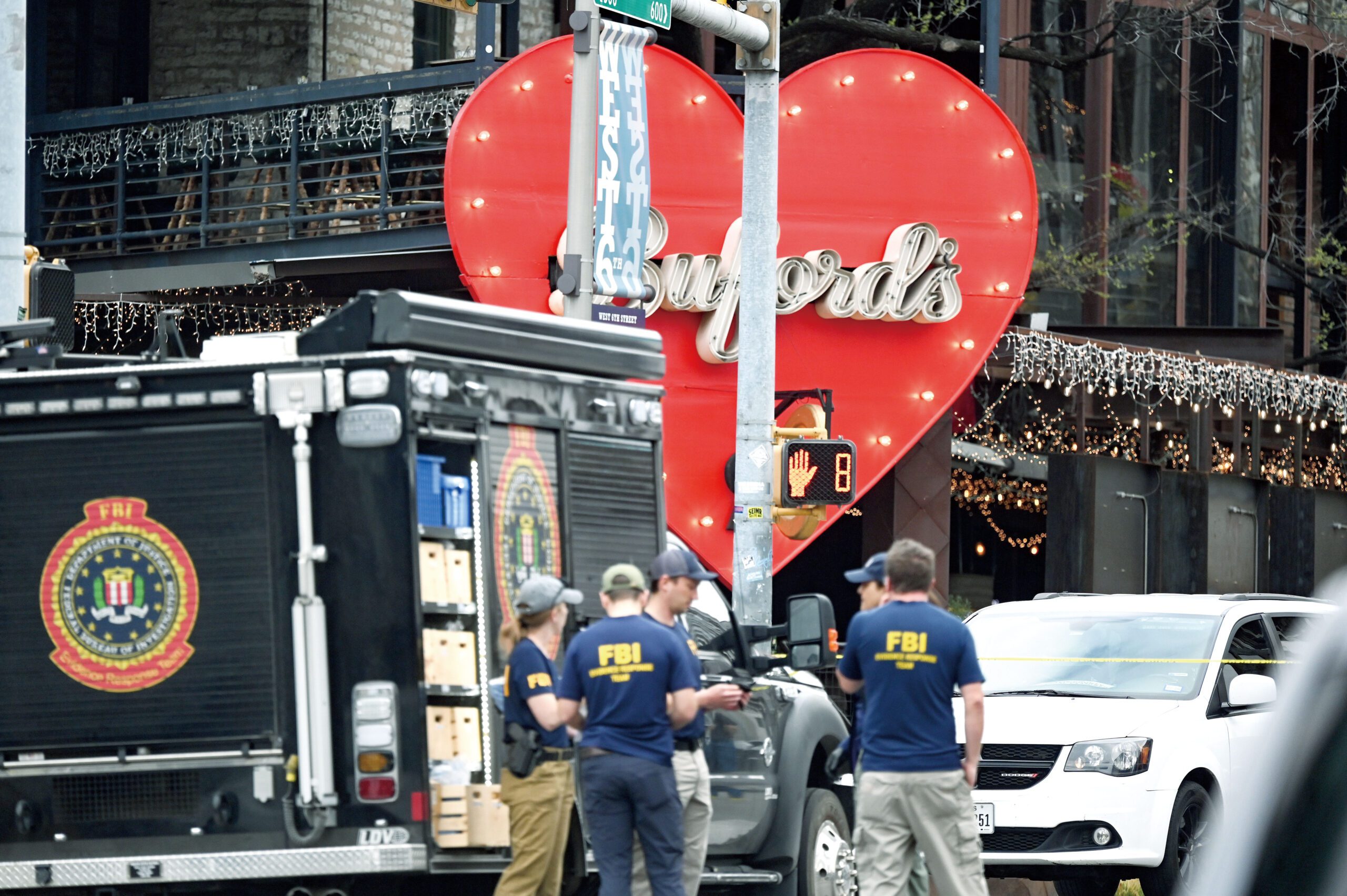 奧斯汀警察局和聯邦調查局調查發生在佈福德餐廳的槍擊事件。美聯社