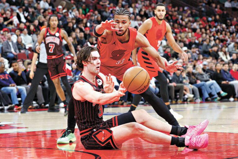 吉迪倒地傳球，不負本場之星。路透社