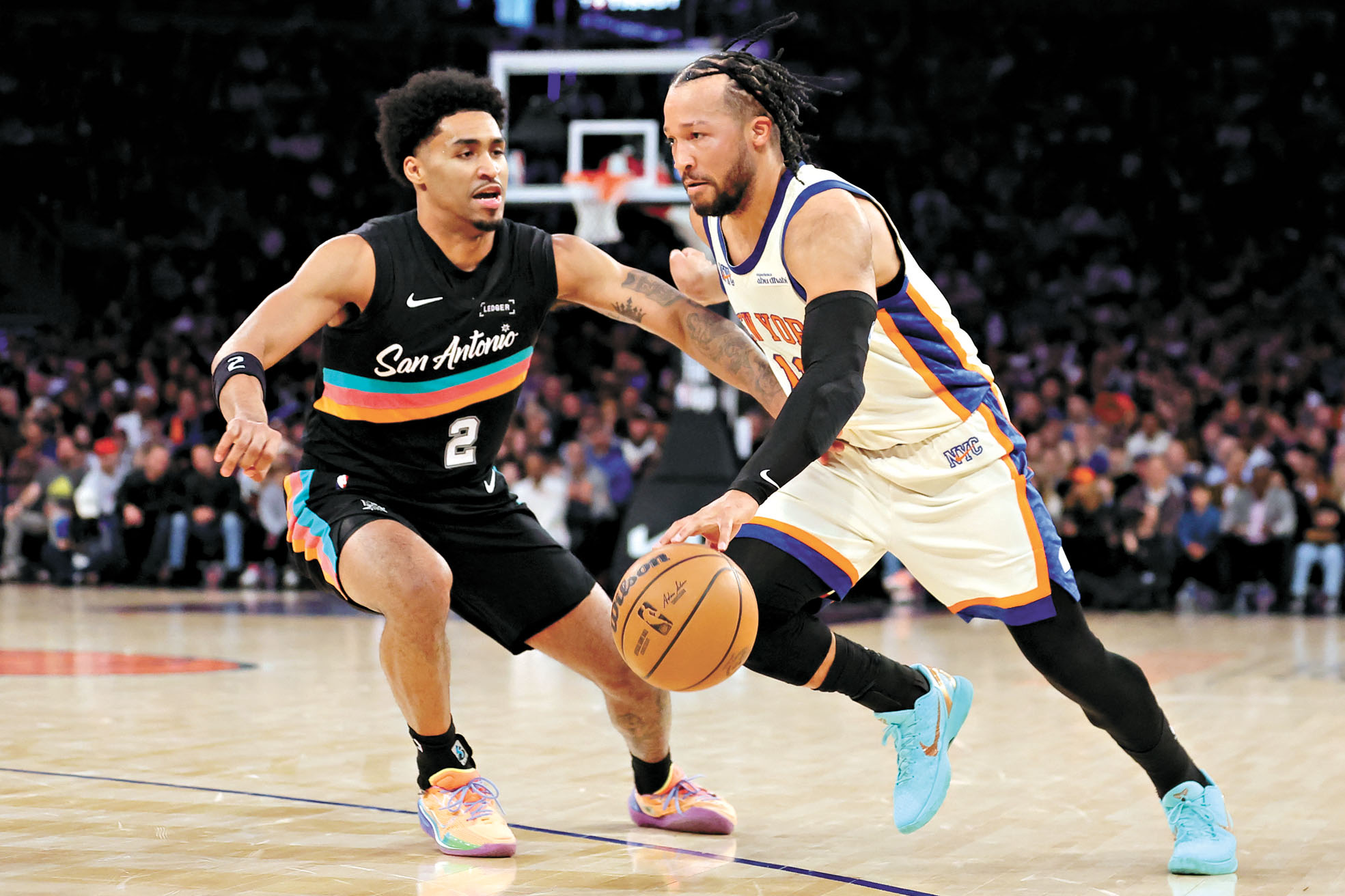 布倫森（右）在對陣馬刺比賽中突破哈珀防守帶球衝向籃筐。路透社