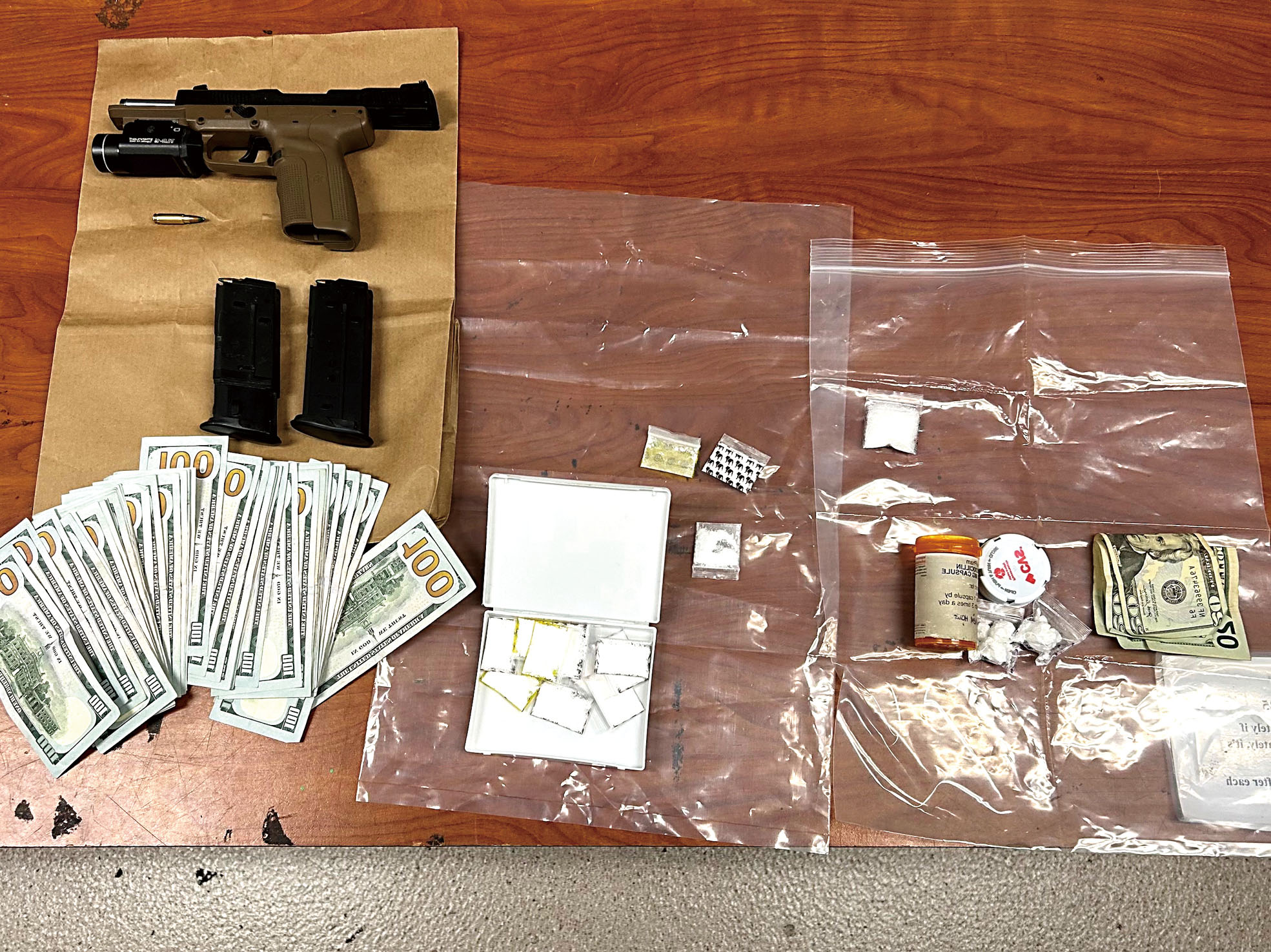 當局在越裔男子車內繳獲毒品和槍械。聖馬刁市警察局