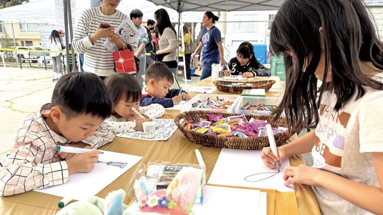 灣區多地2月底創下最高氣溫紀錄，圖為2月28日三藩市訪谷區一場新春和非裔歷史月慶祝活動上，小朋友在帳篷下遮蔭繪圖。記者黃偉江攝