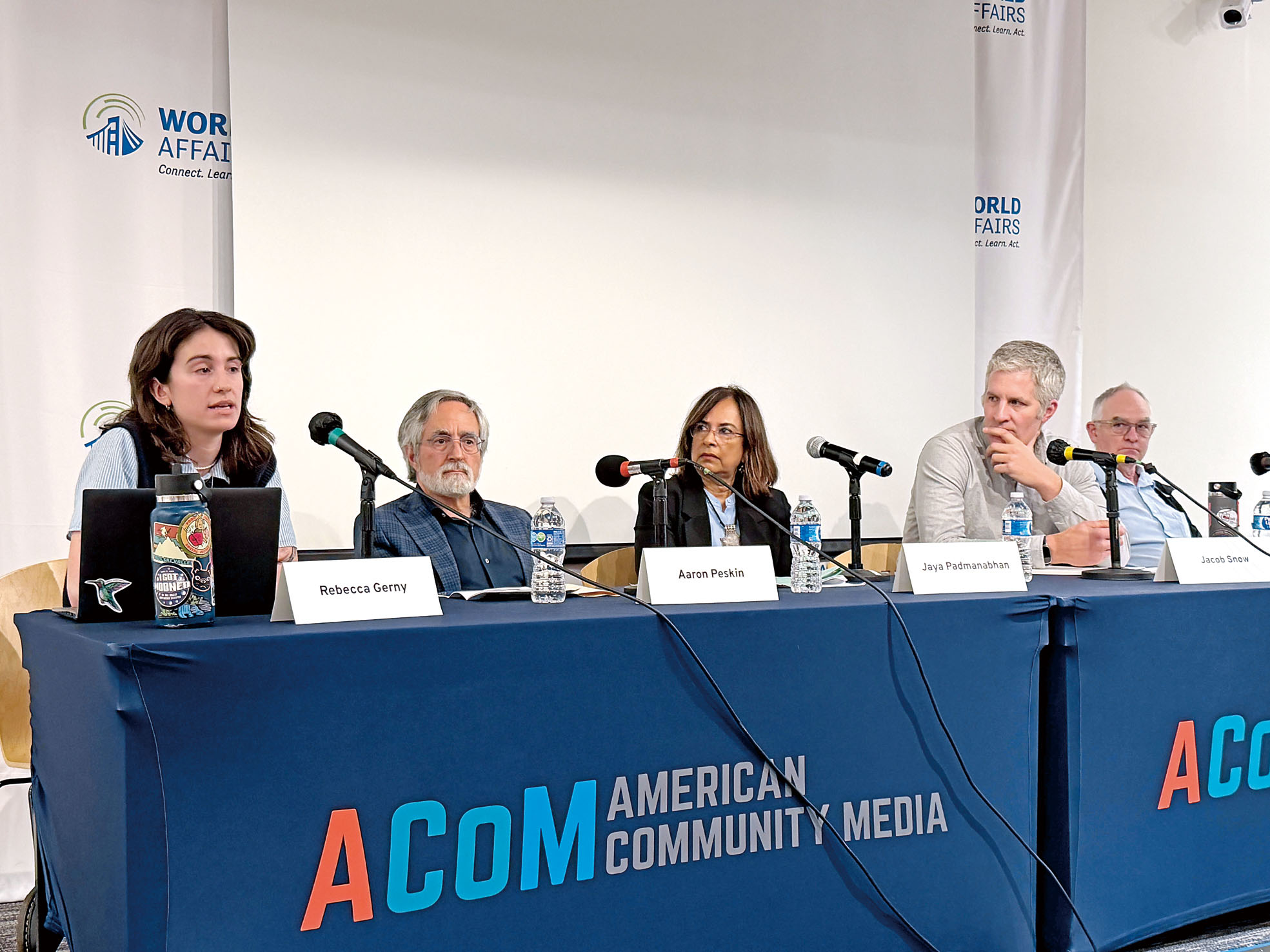 ACoM第二場小組研討灣區地方監控政策與法規爭議。左起：Rebecca Gurney、佩斯金、Jaya Padmanabhan、Jacob Snow和Tim Redmond。記者蘇婕雅攝