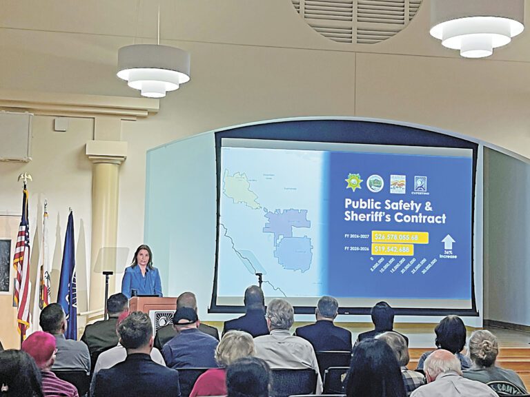 古柏蒂奴市市長摩爾發表2026年市政報告。記者王蔚攝