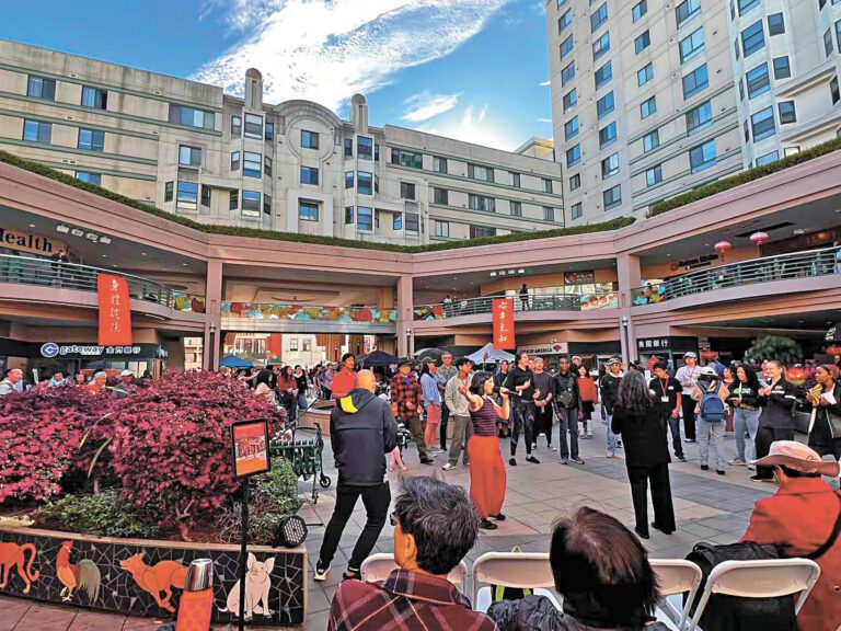 屋崙華埠富興中心1日晚上舉行燈籠節。彭一玲提供