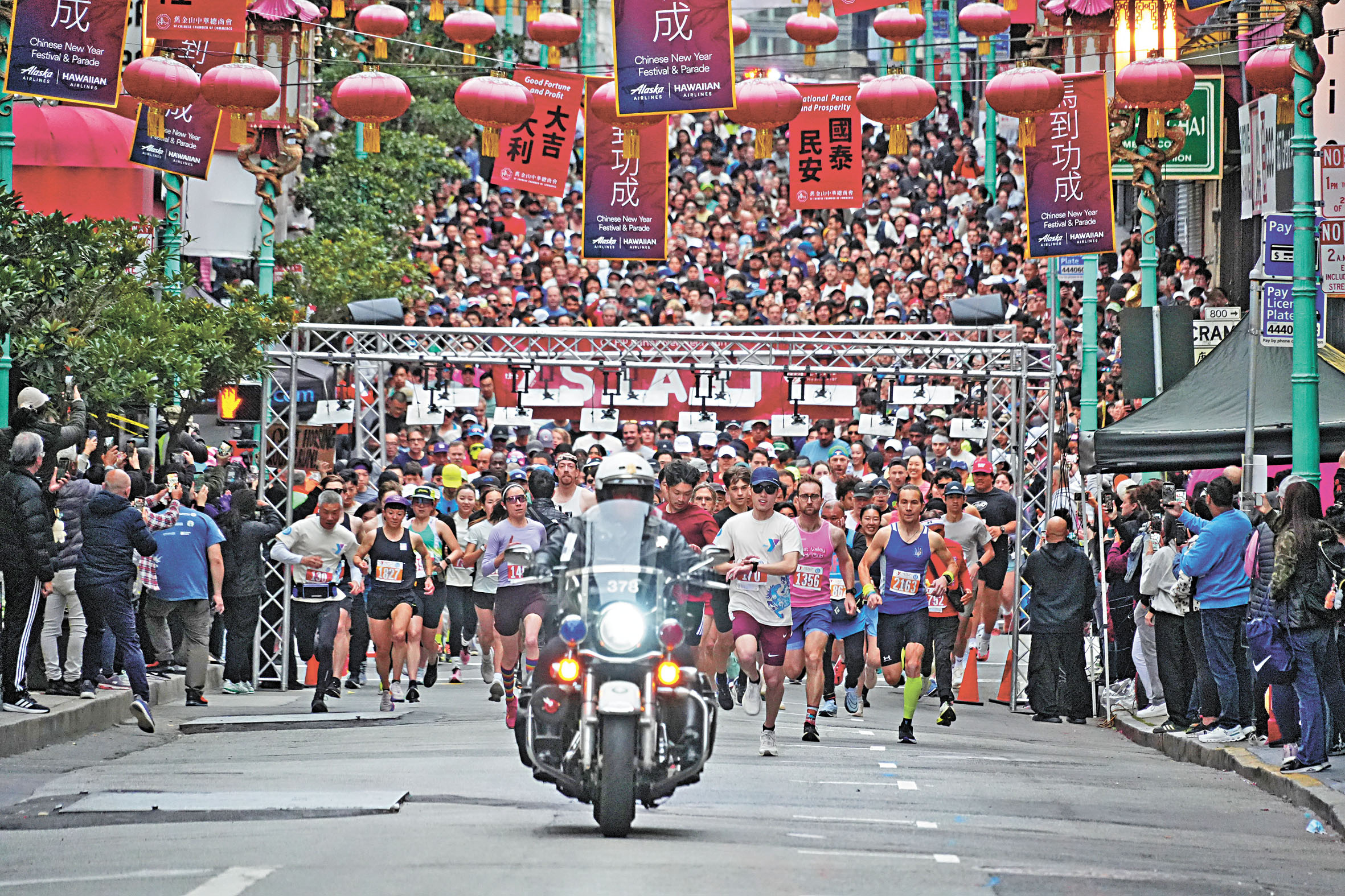 第48屆華埠青年會農曆新年跑步賽3月1日展開，吸引逾兩千名跑者參加。記者黃偉江攝