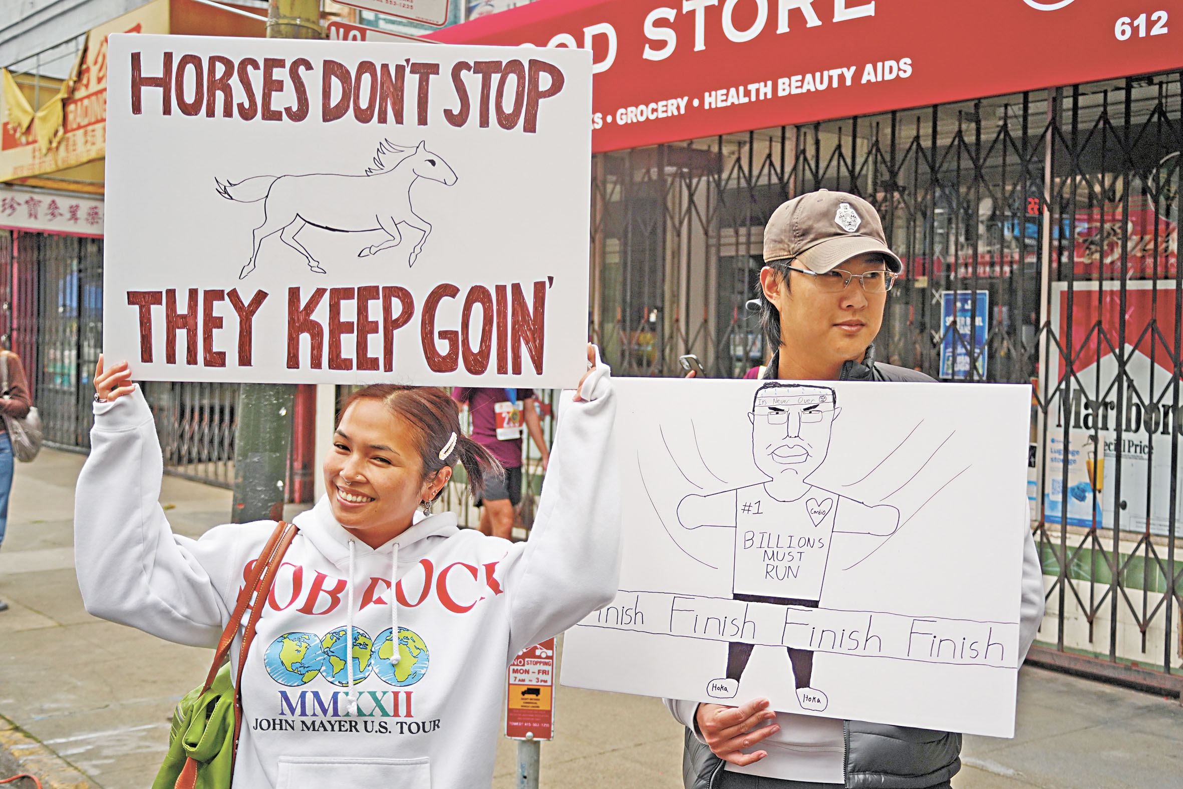 民眾手寫標語牌，為跑者加油。記者黃偉江攝